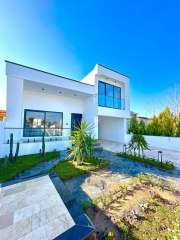 فروش ویلا نیم پیلوت 200 متری نما مدرن